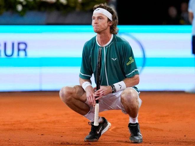 的后防线提 的后防线提